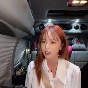 Hong Jin-young Instagram - 차에서 잠깐 눈붙여도 목이 잠겨버림ㅜ공연전 목풀긔 ㅋㅋㅋ 오늘자 #목풀기쏭 #먼데이키즈 #사랑못해남들쉽게다하는거 후.. 노래넘나좋으다 #띵곡🎧  그러게요 남들쉽게다하는거ㅋㅋㅋㅋㅋㅋ무지 어려운 #난뭥미😳 #뷁뷁뷁