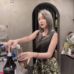 Hong Jin-young Instagram - 내 파르페는 내가만들어 먹지요오♡ 초코시럽 마니마니 생크림도 마니마니  #원투앤티 #one2nt