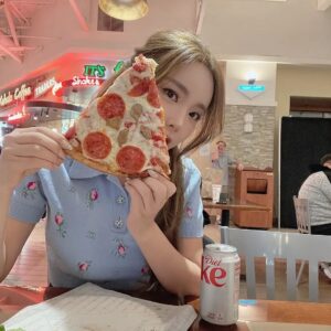 Hong Jin-young Instagram - 저는 완벽한 솔!!!로!!! 입니다!!!^^ 
#그냥그렇다구요👉👈 #혹시나 #아주혹시나 #궁금해하시는분들이계실까봐서여^^
#갑툭고백지송합니다ㅋㄱㄲㅋㅋ #아직은혼자가편해요 #홍편한세상🙋‍♀️