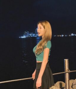 Hong Jin-young Instagram - 아무도없는 조용한 바닷가🐚 #그어딘가쯤