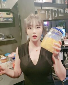 Hong Jin-young Instagram - 촬영끝나고오 오늘 하루의 끝은 사무실에서 마무링♡ 레몬에이드 마시면서 들어갈 예정입니다만ㅋㅋㅋ#수제청 #상콤 #아이져아💕