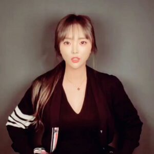 Hong Jin-young Instagram - 퇴근듕3 집들어가는 발걸음은 가볍게ㅋㅋㅋㅋㅋ #아씬난다 #흥이난다 #원투쓰리포 모두들 #홍나잇🌙
