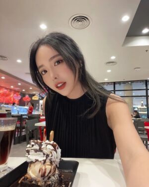 Hong Jin-young Instagram - 여긴어디 #thailand #싸와디카🙏