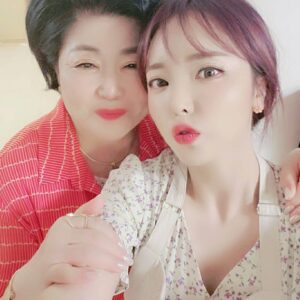 Hong Jin-young Instagram - 우리 엄마는 매일매일 미세먼지 예보를 해주신답니다ㅋㅋㄲㄱㄱ 캡쳐만 세장이지만 사실 엄마랑 문자는 99프로가 미세이야기 사실 매일통화도 하지만 통화 시작과 끝도 미세이야기ㅋㅋㅋ #미세먼지알리미가 #따로필요한가요 #최말순여사님이있는데 #우리엄마 #쨔랑해❤️ ㅋㅋㅋ