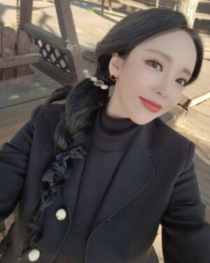 Hong Jin-young Instagram - 목폴라의 계절 #따뜨읏☺️