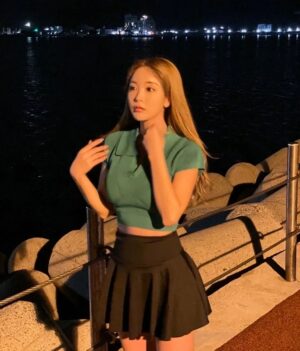 Hong Jin-young Instagram - 아무도없는 조용한 바닷가🐚 #그어딘가쯤