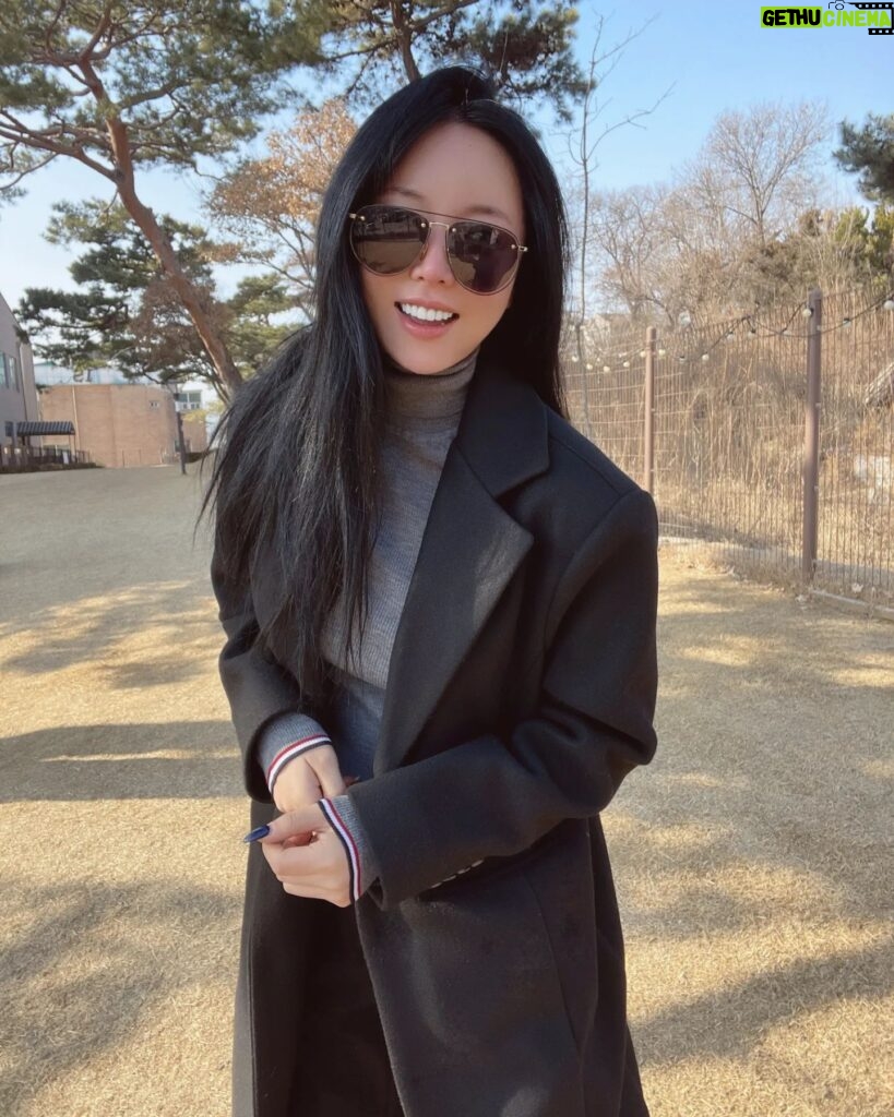 Hong Jin-young Instagram - 화장안했을땐 #썬그리로가리기 😎 아직 밖은 너무 춥!!! 춥!!!