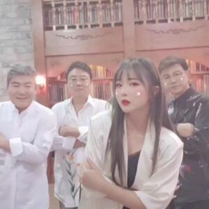 Hong Jin-young Instagram - 지금 미우새 함께하구 계시죵~?^^ 막간 광고시간 틈타서 선배님들과 함께 땐수영상ㅋㅋㅋㅋㅋ♡