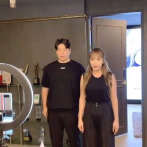 Hong Jin-young Instagram - 저번에 찍었었던 나보다 더 신난 #잘태매니져 ㅋㅋㅋ 오늘은 비가오네욘 여러분들 빗길운전 조심하세요~~^^♡ #스케줄가는중차안에서끄적끄적