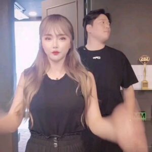 Hong Jin-young Instagram - 저번에 찍었었던 나보다 더 신난 #잘태매니져 ㅋㅋㅋ 오늘은 비가오네욘 여러분들 빗길운전 조심하세요~~^^♡ #스케줄가는중차안에서끄적끄적