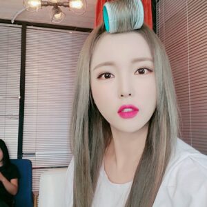 Hong Jin-young Instagram - 왕 #구르프샷  앞머리있는 사람들에게는 없어선 안될템ㅋㅋㅋ앞머리는 #뽕 이 생명이지요? 내노래도 #뽕 앞머리도 #뽕 #뽕인생 ㅋㅋㅋㅋㅋ♡