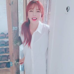 Hong Jin-young Instagram - 촬영듕3  11월2일 새앨범으로 컴백합니다아앙~~~♡ #둑흔 #D-21 #커밍쑨🙊