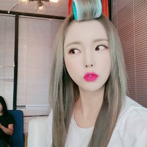 Hong Jin-young Instagram - 왕 #구르프샷  앞머리있는 사람들에게는 없어선 안될템ㅋㅋㅋ앞머리는 #뽕 이 생명이지요? 내노래도 #뽕 앞머리도 #뽕 #뽕인생 ㅋㅋㅋㅋㅋ♡