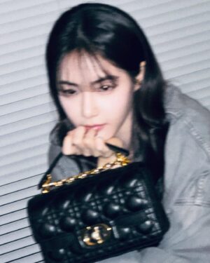 Hong Su-zu Instagram - @Dior #광고 #Dior #DiorSS24
DIOR JOLIE BAG 🖤