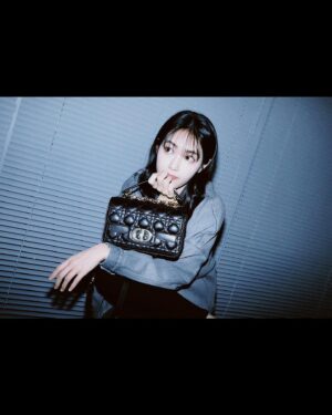 Hong Su-zu Instagram - @Dior #광고 #Dior #DiorSS24
DIOR JOLIE BAG 🖤