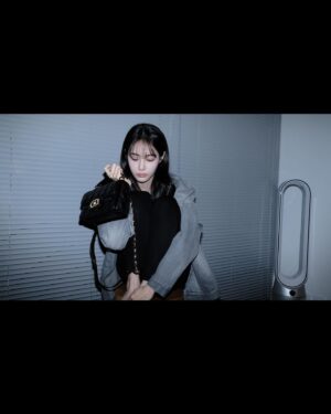 Hong Su-zu Instagram - @Dior #광고 #Dior #DiorSS24
DIOR JOLIE BAG 🖤