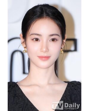 Hong Su-zu Instagram - 🙆🏻‍♀️🖤👗💍👠 @dior