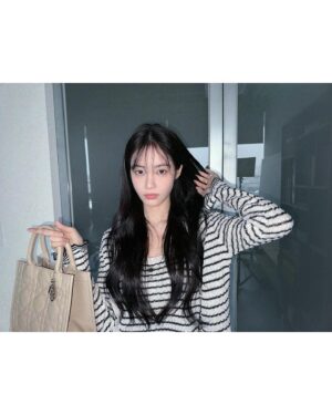 Hong Su-zu Instagram - @Dior #광고 #DiorBookTote #DiorCruise 🦋
New Dior Book Tote in Macrocannage Leather 🤍