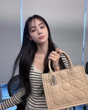 Hong Su-zu Instagram - @Dior #광고 #DiorBookTote #DiorCruise 🦋
New Dior Book Tote in Macrocannage Leather 🤍