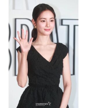 Hong Su-zu Instagram - 🙆🏻‍♀️🖤👗💍👠 @dior