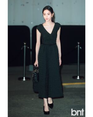 Hong Su-zu Instagram - 🙆🏻‍♀️🖤👗💍👠 @dior