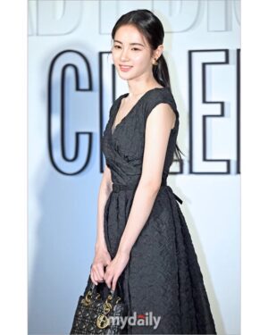 Hong Su-zu Instagram - 🙆🏻‍♀️🖤👗💍👠 @dior