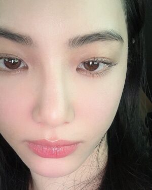 Hong Su-zu Instagram - 쪼끔 늦었지만 건강하고 행복한 2024년 보내시길!! 🙆🏻‍♀️🩷