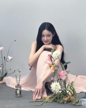 Hong Su-zu Instagram - 쪼끔 늦었지만 건강하고 행복한 2024년 보내시길!! 🙆🏻‍♀️🩷