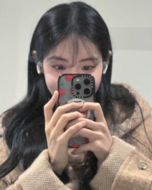 Hong Su-zu Instagram - 쪼끔 늦었지만 건강하고 행복한 2024년 보내시길!! 🙆🏻‍♀️🩷