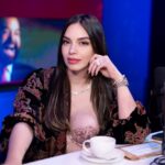 Hony Estrella Instagram - Refina lo que te dio la naturaleza. “No hay belleza que no haya sido trabajada, ni virtud que no luzca bárbara sin el brillo de la elaboración. Lo que se pule mejora lo malo y perfecciona lo bueno. Si te quedas en lo que te dio la naturaleza, serás común y corriente. Aplícate cada día al arte de superarte” 🫶🏻👽