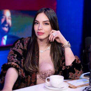 Hony Estrella Instagram - Refina lo que te dio la naturaleza. “No hay belleza que no haya sido trabajada, ni virtud que no luzca bárbara sin el brillo de la elaboración. Lo que se pule mejora lo malo y perfecciona lo bueno. Si te quedas en lo que te dio la naturaleza, serás común y corriente. Aplícate cada día al arte de superarte” 🫶🏻👽