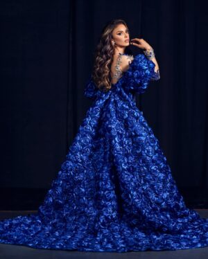Hony Estrella Instagram - América entera hoy escucha mi voz… ¡llegó el momento que habían esperado 💥! 

 👗Diseño |  @michellereynosord
💥 Estilismo |  @pawlasoto ft @marlonhiraldo 
💄 Maquillaje |  @elismesa 
💇🏼‍♀️ Peinado | @elvirasepulvedahair
✂️ Extensiones | @afrolatinard 
📸 Fotografía |  @pineboxvs - @Jorge.fsh
👨🏼‍CM | @duv.agency