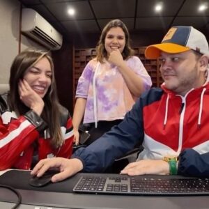 Hony Estrella Instagram - Esto no es un vlog, pero pudiera ser uno perfectamente 😂

Este #TBT es muy especial, recordar este proceso junto a dos talentosos de nuestro país @antonio_musica y @dianaramosrd, que fueron claves para la creación del opening de #PremioSoberano, con la gran composición de mi father @waddysjaquez, una estrella.

Gracias a ustedes los dominicanos sintieron cada letra y ritmo de esta canción. 

En el documental podrán ver contenido inédito de lo maravilloso que fue este proceso ❤️ ¡Muy pronto!