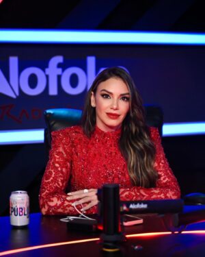 Hony Estrella Instagram - Vestida de rojo para @eledificiorojo ❤️ 

Que bien me la paso con los chicos de #AlofokeRadioShow, por eso es que me gusta venir aquí porque me paso la mitad de la entrevista riéndome 😂

Gracias chicos por tanto cariño.

👗 | @MichelleReynosoRD
💄 | @elismesa