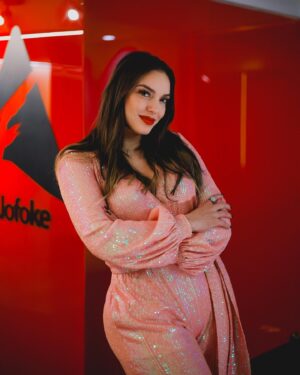 Hony Estrella Instagram - Un poco de luz y brillo nunca están demás 🥰🫶🏻 gracias @sandy.fashion.usa 🤓 #portandomemal