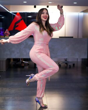 Hony Estrella Instagram - Un poco de luz y brillo nunca están demás 🥰🫶🏻 gracias @sandy.fashion.usa 🤓 #portandomemal