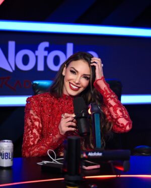 Hony Estrella Instagram - Vestida de rojo para @eledificiorojo ❤️ 

Que bien me la paso con los chicos de #AlofokeRadioShow, por eso es que me gusta venir aquí porque me paso la mitad de la entrevista riéndome 😂

Gracias chicos por tanto cariño.

👗 | @MichelleReynosoRD
💄 | @elismesa