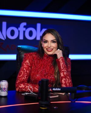 Hony Estrella Instagram - Vestida de rojo para @eledificiorojo ❤️ 

Que bien me la paso con los chicos de #AlofokeRadioShow, por eso es que me gusta venir aquí porque me paso la mitad de la entrevista riéndome 😂

Gracias chicos por tanto cariño.

👗 | @MichelleReynosoRD
💄 | @elismesa