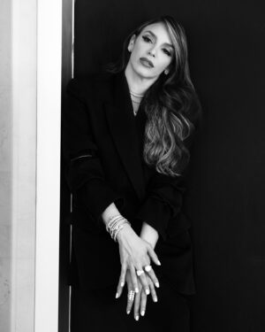 Hony Estrella Instagram - “La raíz de todo bien crece en la tierra de la gratitud” [Dalai Lama] ✨

👗 Diseño | @MaisonValentino 
💥 Estilismo | @pawlasoto
💄 Maquillaje | @elismesa
💇🏼‍♀️ Peinado | @joel.hair 
👨🏼‍💻 | @duv.agency
📸 | @darecphoto