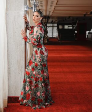 Hony Estrella Instagram - ¿Quiénes están en sintonía 👀? ¿Cómo vamos? ¡Cuenten todooo! 

👗 Diseño |  @michellereynosord
💥 Estilismo |  @pawlasoto ft @marlonhiraldo 
💄 Maquillaje |  @elismesa 
💇🏼‍♀️ Peinado | @elvirasepulvedahair
📸 Fotografía |  @christianduval 
👨🏼‍💻 | @duv.agency