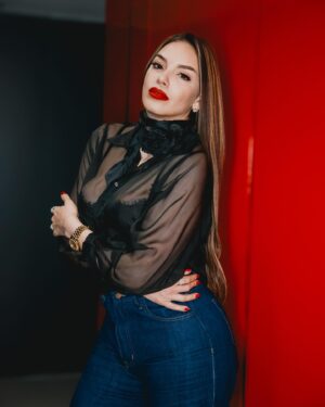 Hony Estrella Instagram - Alegrarse de que le pasen cosas buenas a las personas que quieres, también es hacer el mundo un poquito mejor ✨

👚Camisa | @angiepolancom
👖Pantalón | @modaholicthestore
📸 Foto | @hillaryhollings_