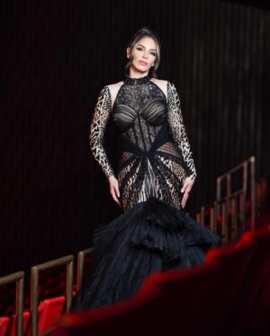 Hony Estrella Instagram - Gracias por tantos mensajes de cariño ❤️ Mi gran logro es hacerlos sentir orgullosos de su Estrella 💥

 👗 Diseño |  @michellereynosord 
💥 Estilismo |  @pawlasoto ft @marlonhiraldo 
💄 Maquillaje |  @elismesa 
💇🏼‍♀️ Peinado | @elvirasepulvedahair
📸 Fotografía |  @pineboxvs - @Jorge.fsh
👨🏼‍💻CM | @duv.agency