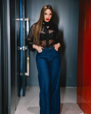 Hony Estrella Instagram - Alegrarse de que le pasen cosas buenas a las personas que quieres, también es hacer el mundo un poquito mejor ✨

👚Camisa | @angiepolancom
👖Pantalón | @modaholicthestore
📸 Foto | @hillaryhollings_