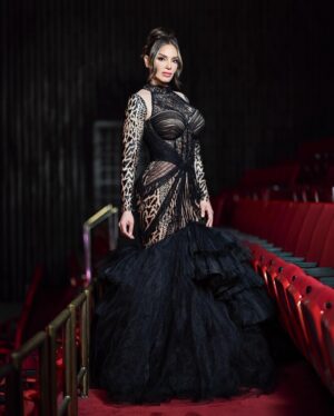Hony Estrella Instagram - Gracias por tantos mensajes de cariño ❤️ Mi gran logro es hacerlos sentir orgullosos de su Estrella 💥

 👗 Diseño |  @michellereynosord 
💥 Estilismo |  @pawlasoto ft @marlonhiraldo 
💄 Maquillaje |  @elismesa 
💇🏼‍♀️ Peinado | @elvirasepulvedahair
📸 Fotografía |  @pineboxvs - @Jorge.fsh
👨🏼‍💻CM | @duv.agency