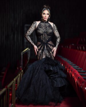 Hony Estrella Instagram - Gracias por tantos mensajes de cariño ❤️ Mi gran logro es hacerlos sentir orgullosos de su Estrella 💥

 👗 Diseño |  @michellereynosord 
💥 Estilismo |  @pawlasoto ft @marlonhiraldo 
💄 Maquillaje |  @elismesa 
💇🏼‍♀️ Peinado | @elvirasepulvedahair
📸 Fotografía |  @pineboxvs - @Jorge.fsh
👨🏼‍💻CM | @duv.agency