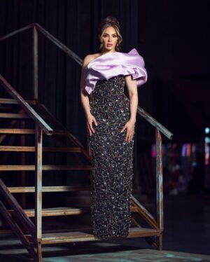 Hony Estrella Instagram - Hoy no solo cumplo mi sueño, cumplo el sueño de mucha gente que deseaba verme brillar en este escenario 💥 ¡Me lo estoy disfrutando 😍! ¿Cómo se ve por Univisión 👀 y Color Visión? 👀

👗 Diseño |  @jusefsanchez 
💥 Estilismo |  @pawlasoto ft @marlonhiraldo 
💄 Maquillaje |  @elismesa 
💇🏼‍♀️ Peinado | @elvirasepulvedahair
📸 Fotografía |  @pineboxvs - @Jorge.fsh
👨🏼‍💻 | @duv.agency