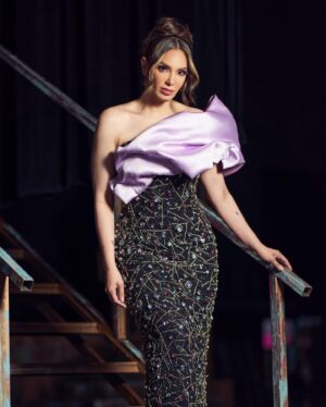 Hony Estrella Instagram - Hoy no solo cumplo mi sueño, cumplo el sueño de mucha gente que deseaba verme brillar en este escenario 💥 ¡Me lo estoy disfrutando 😍! ¿Cómo se ve por Univisión 👀 y Color Visión? 👀

👗 Diseño |  @jusefsanchez 
💥 Estilismo |  @pawlasoto ft @marlonhiraldo 
💄 Maquillaje |  @elismesa 
💇🏼‍♀️ Peinado | @elvirasepulvedahair
📸 Fotografía |  @pineboxvs - @Jorge.fsh
👨🏼‍💻 | @duv.agency
