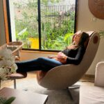 Hony Estrella Instagram - Nuestro rinconcito de descanso donde se encuentra la silla de masaje es uno de los espacios favoritos de ustedes😊 Automáticamente te sientas, te relajas con los masajes y la vista al jardín. Y tu, ya probaste nuestra silla @ceragemdo? #ceragem #relajación #bienestar #silladerelajacion #piaesteticard #distritonacional