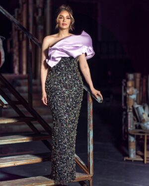 Hony Estrella Instagram - Hoy no solo cumplo mi sueño, cumplo el sueño de mucha gente que deseaba verme brillar en este escenario 💥 ¡Me lo estoy disfrutando 😍! ¿Cómo se ve por Univisión 👀 y Color Visión? 👀

👗 Diseño |  @jusefsanchez 
💥 Estilismo |  @pawlasoto ft @marlonhiraldo 
💄 Maquillaje |  @elismesa 
💇🏼‍♀️ Peinado | @elvirasepulvedahair
📸 Fotografía |  @pineboxvs - @Jorge.fsh
👨🏼‍💻 | @duv.agency