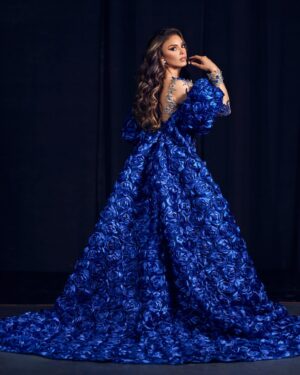 Hony Estrella Instagram - Para nadie es un misterio que @hony_estrella es una mujer imponente, es una percha maravillosa que hace cualquier estilismo fácil. 

Pero lo fácil con ella no existe 😂, el reto era lograr 11 looks que puedan resaltarla pero sobre todo lucirse en el escenario de Premios Soberano 2024.

Hony siempre ha sido admiradora de grandes divas de la industria. Ellas han sido sus musas para su carrera como también para los looks que elegimos junto a grandes diseñadores locales e internacionales. 

Para cada estilismo nos inspiramos en grandes mujeres como Marilyn Monroe, María Montez, Charytín Goico, Cher, María Félix y en Frida Kahlo para los diseños de Michelle Reynoso. 

A través del diseño de Angie Polanco le hicimos un homenaje al gran Oscar de la Renta. Asimismo, usamos dos diseños iconos internacionales, uno de  Yves Saint Laurent y otro de Solace London. 

De igual forma se unió en el camino Jusef Sánchez, con dos piezas muy diferentes que aportaron frescura y color. 

Gracias Hony por este recorrido, gracias por confiar en mí, te adoro y admiro. Gracias Michelle, Angie, Jusef, Elis, Elvira, Marlon y a todo el gran equipo que hizo este posible. 

GRACIAS por tantos mensajes bonitos. Los abrazo con mucho cariño.